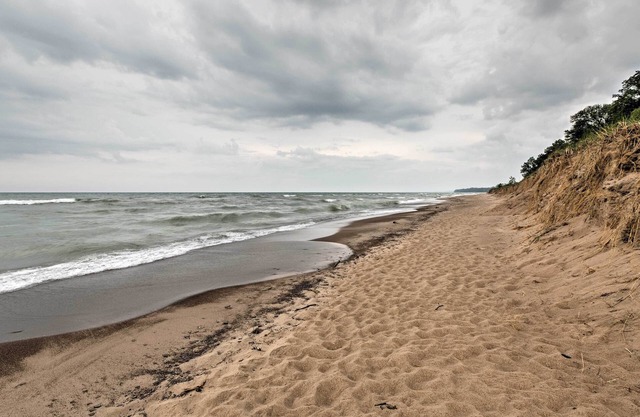 Cozy Union Pier House w/ Hot Tub, Deck & Backyard!