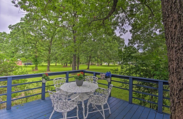 Privado 1-Acre Grove Home w / Bañera de hidromasaje por Grand Lake!