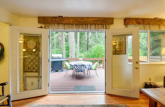 Anderson Island Home w / Yard y jacuzzi por playas!