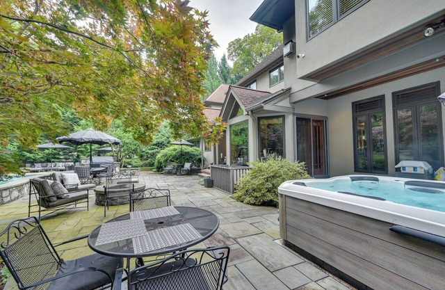 Hot Tub, Gym, Game Room! Luxe Estate in Longmeadow