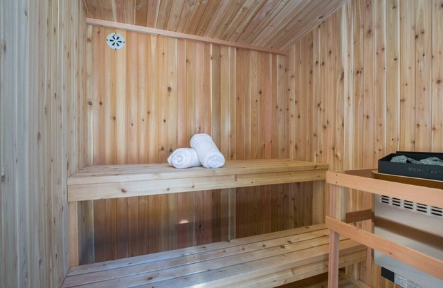 3BR KING Beds Deck BBQ Playrooms 5 Min To Falls