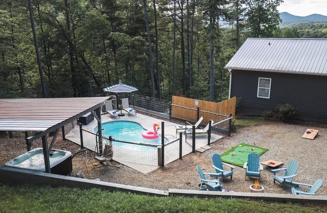 Dahlonega · Private Pool - Hot tub - King Beds - Pet Friendly