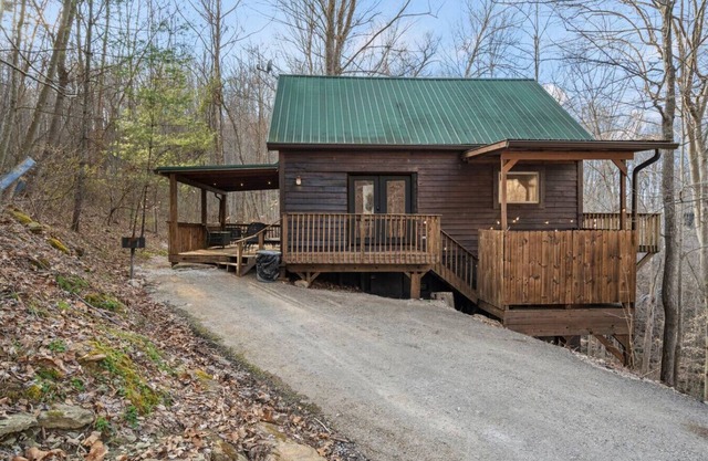 Hot Tub, WiFi, No Pet Fee - Beary Cozy - Romantic Cabin in Red River Gorge, Kentucky!