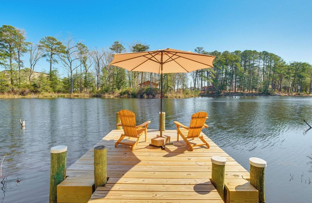 Hot Tub, Sunrooms & Fire Pits: Deltaville Home!