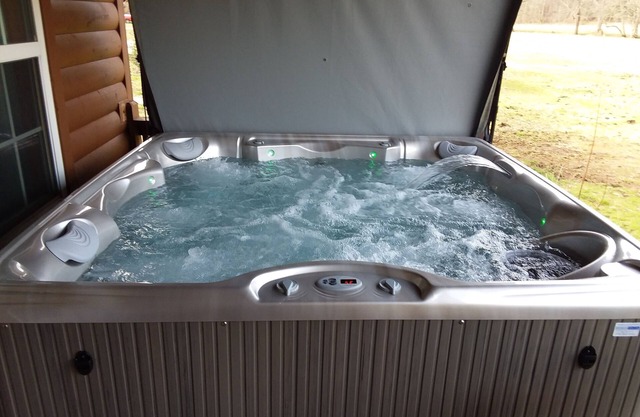 Nuevo HOT TUB! Frente al río y cabaña con vista a la montaña, tubo, peces, piscina, cerca de Helen