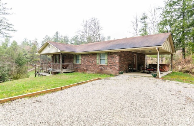 Hot Tub, WiFi, Satellite - Family Home - Carrie's Cottage - Red River Gorge, Kentucky!