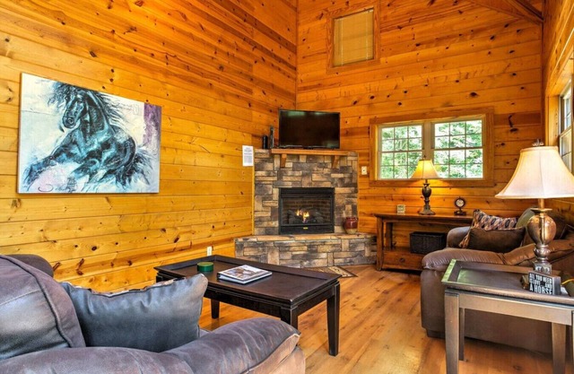 2BR Red River Gorge 'Mane Stay Cabin' w / Hot Tub!
