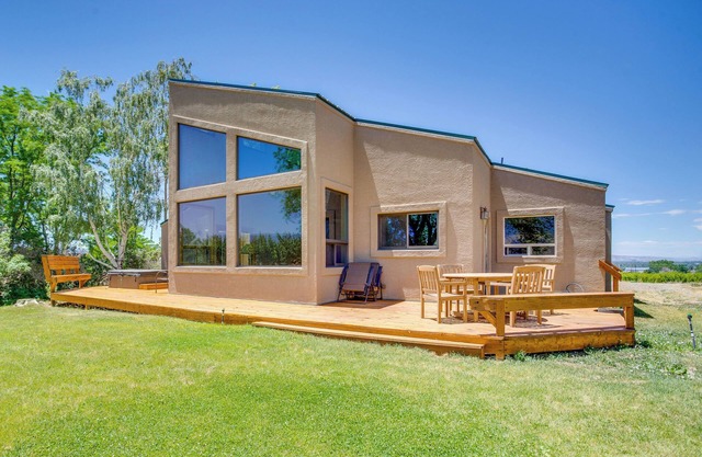 'Mesa View House' w/ Hot Tub: Walk to Winery!