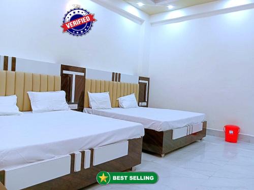 Hotel Dev Shri Residency ! near Prem mandir & ISCKON ! Fully AC rooms ! Café & Banquet, Free parking & Lift availability