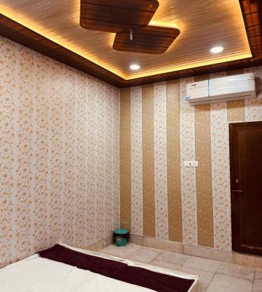 Hotel Raju Homestay Ayodhya 150 Meters from Shree Ram Janmbhoomi Temple 200 Meters from Ayodhya Dham Railway Station