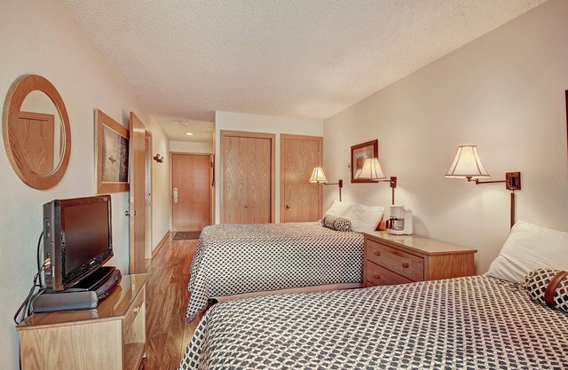 Hotel Room, Ski in/Ski out! Large Hot tub. Perfect Location FP200