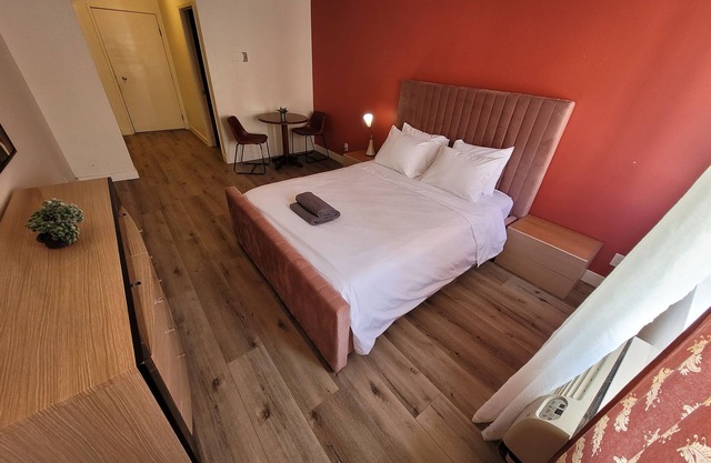 Hotel Style Queen Bed Unit with AC and WiFi in Beverly Hills