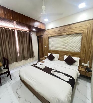 Hotel Vijay shree I opposite shreenathji temple 100mtr away 966o9o1oo6