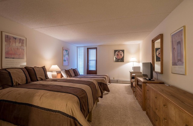 Hotel con dos camas queen, excelente relación calidad-precio, jacuzzi, sauna, wifi gratuito y estacionamiento.