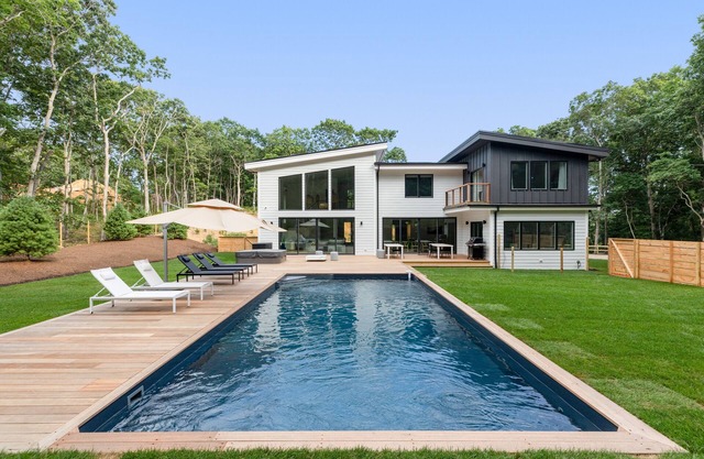 HOTTEST New Modern Beach House w pool & hot tub steps to Gurney’s
