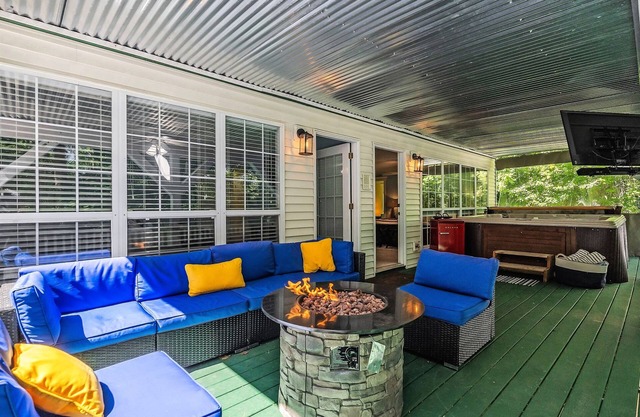 HotTUB 5 KINGs Sauna Kayaks Arcade Sleeps 17 Lake+Beach Area