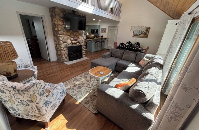 House - 1 minute to Alpine Valley Ski Hill. 5 acres with fireplace
