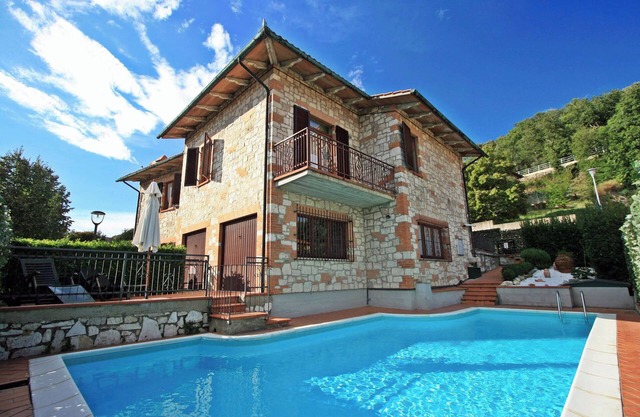 House 7 mins walk to center w/ private pool