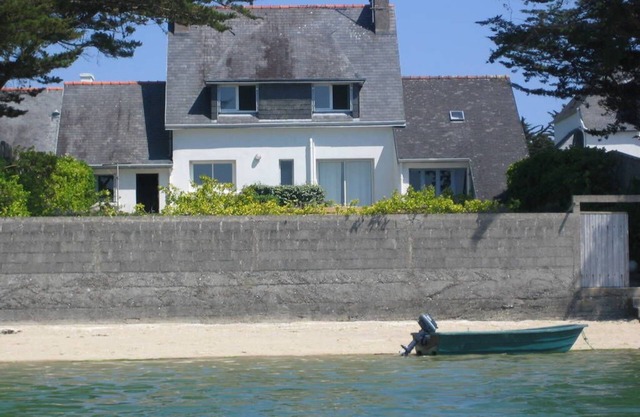 Casa frente al río con jardín cerrado.