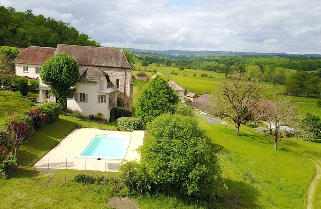 Casa con jardín y piscina privada
