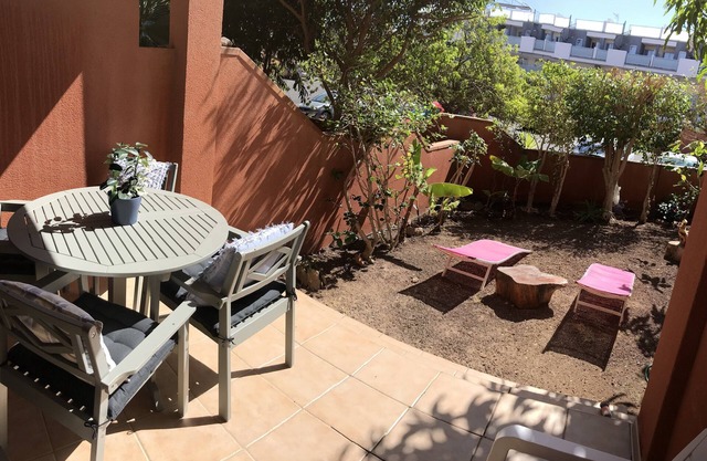 Vivienda en Tenerife, La Tejita, cerca del mar, piscinas, terraza,jardín,wifi