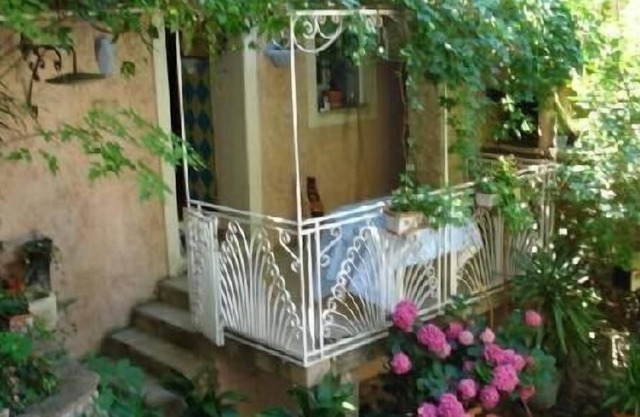 Casa en el pueblo en un remanso de paz y verdor. Descanso !!
