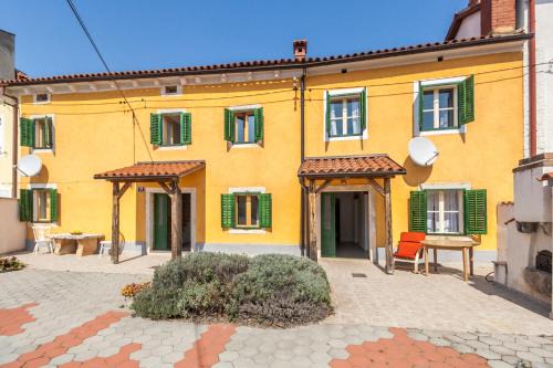 House Krizanic in Marčana, Istria, with 2 apartments, total 9 guests