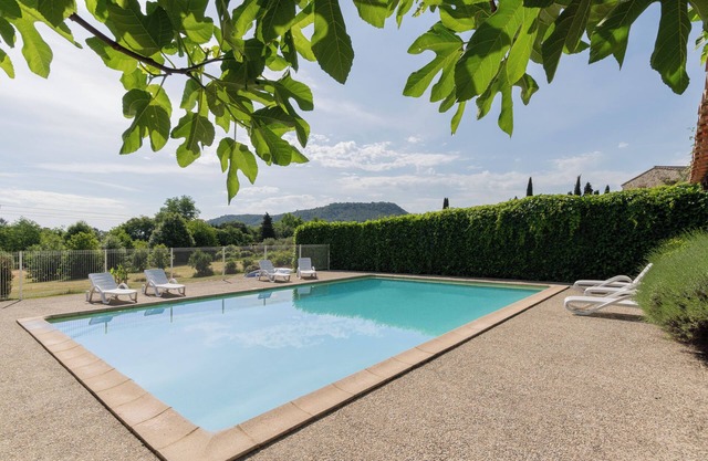 Casita de campo 'Les Sources Gîte Calabert' con piscina compartida