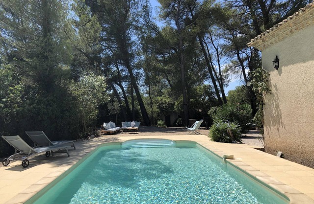 Casa cerca de Tour Magne en parque con piscina