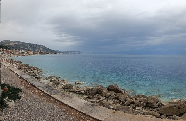 Casa al lado del agua de mar