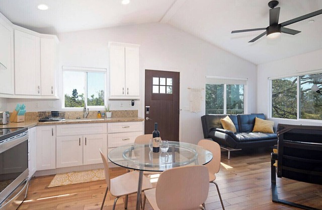Casa en una colina con magníficas vistas! Cómoda cama tamaño king, cocina completa, wifi, TV por cable