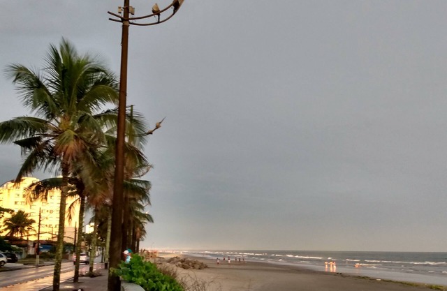 CASA DE PLAYA CON GRANDES ALOJAMIENTOS