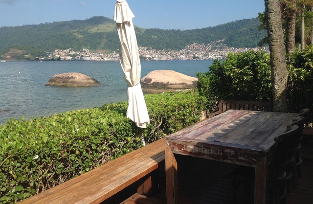 Casa de pie en la playa de arena en condominio cerrado, cerca del centro de Angra.
