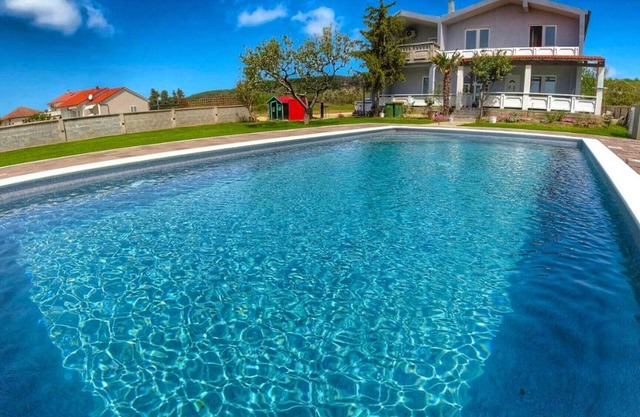 House Rose - three bedroom house with outdoor pool