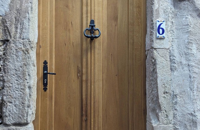 House sleeps 2 to 6 in a pretty medieval village