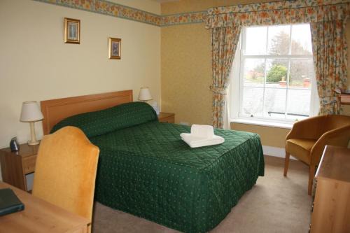 House - Sleeps 6 & paid off site parking available