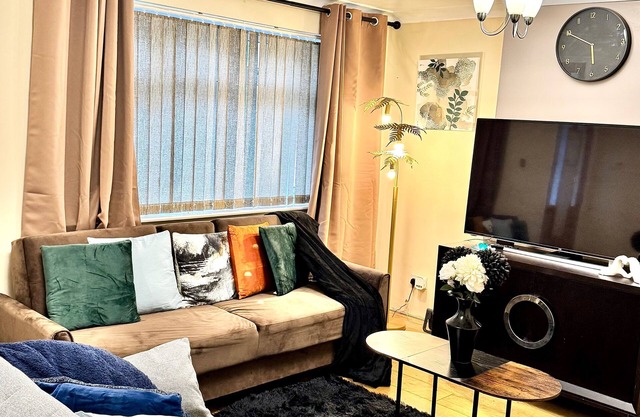 Elegant 3Br w/ Free parking, Garden, Pet Friendly