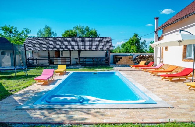 House - Sleeps up to 11 hot tub & free parking