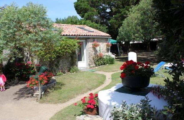 Estudio Casa con CHRE Anexo sobre jardín vallado, arborr