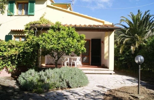 Parte de una casa unifamiliar con jardín