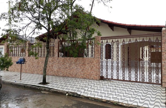 Casa de 5 habitaciones Acomoda a familias con niños y hasta 6 autos.