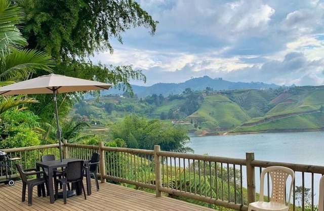 Casa con hermosa vista y acceso al lago de Guatape