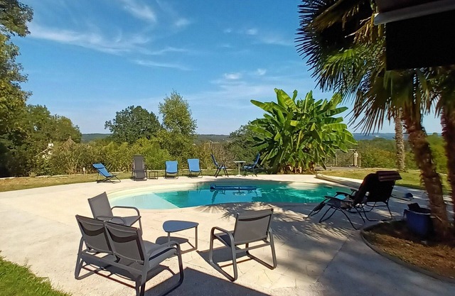 House with covered terrace and swimming pool, breathtaking view of the Dordogne valley
