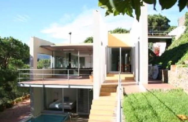 Casa de diseño con piscina y con vistas al mar
