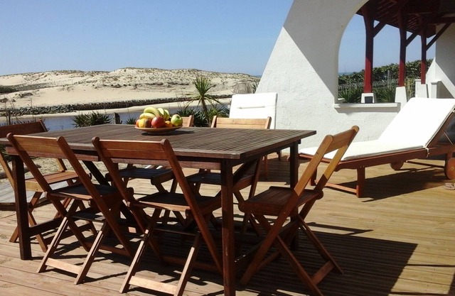 casa con impresionantes vistas al río y al mar, pies en la arena.