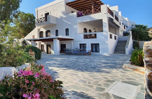 Casa con ambiente agradable y vistas al mar y al sol cerca de una playa solitaria