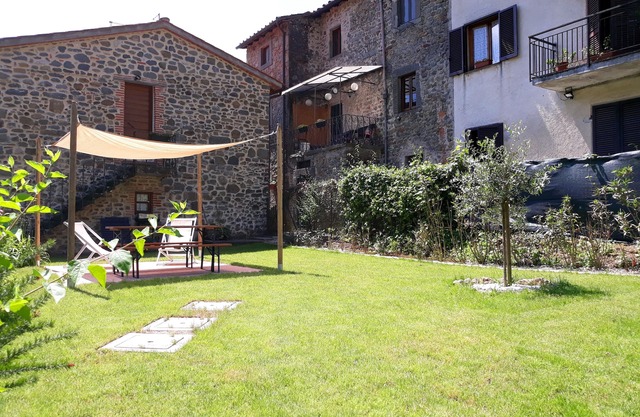 Casa con jardín y piscina, a poca distancia de la ciudad