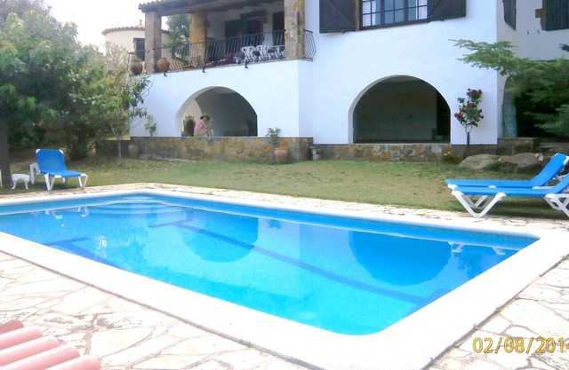 *OFERTA* Casa con jardín y piscina en zona tranquila. Perfecto para famílias