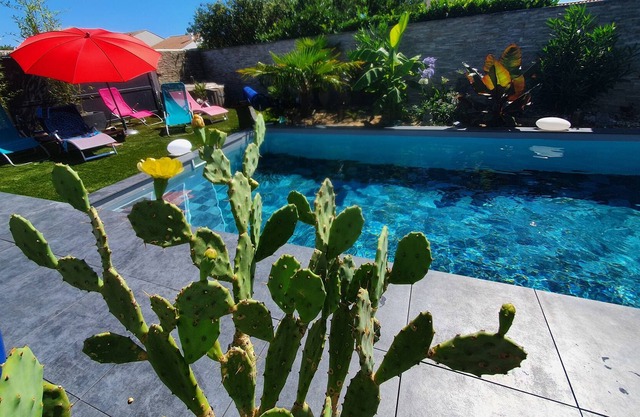 house with heated pool, 5 minutes from the beach