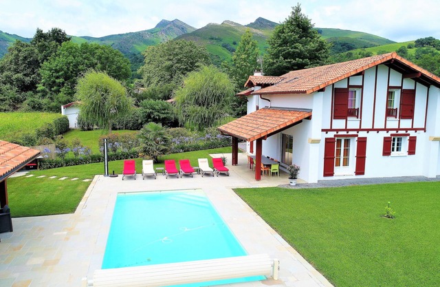 CASA CON PISCINA CLIMATIZADA, EN UNO DE LOS MAS HERMOSOS PUEBLOS DE FRANCIA.